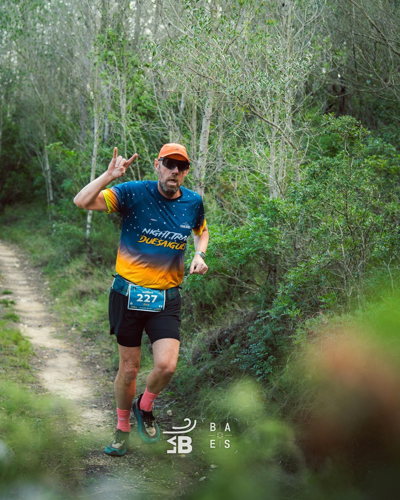Runner celebrating on the Bufavents trail
